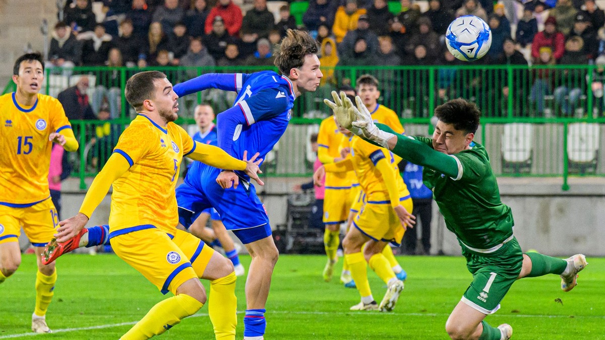 Adrián Fiala skóruje do siete Kazachstanu.