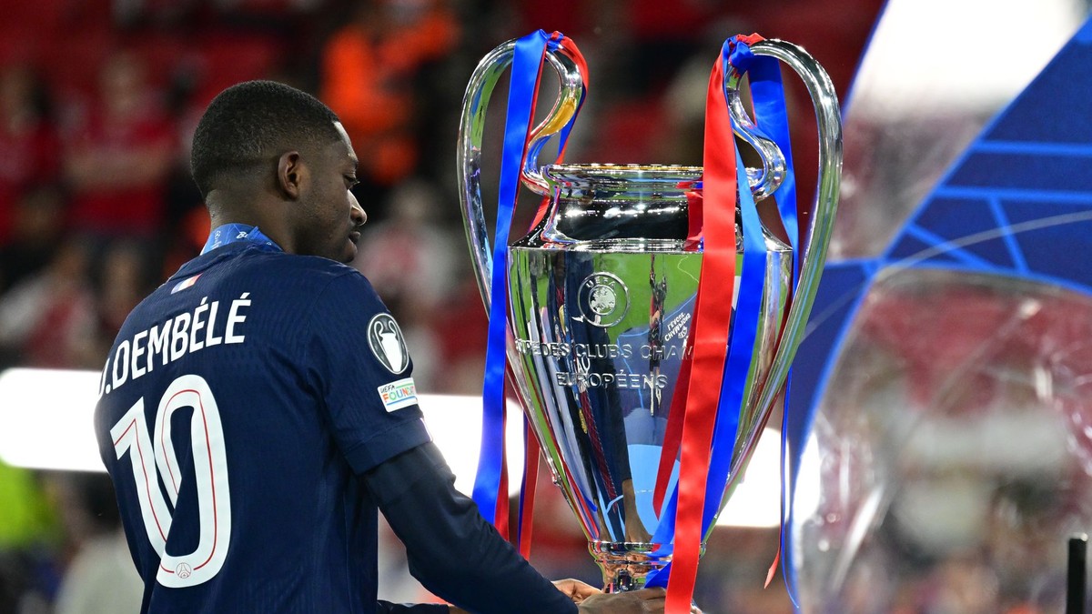 Ousmane Dembélé (PSG) si prezerá trofej po finálovom dueli Ligy majstrov vo futbale Paríž St. Germain - FC Arsenal.
