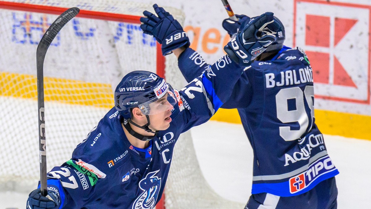 Adam Cracknell a Peter Bjalončík (obaja Poprad) sa tešia z gólu počas zápasu 49. kola hokejovej Tipos extraligy HK Poprad - HC Slovan Bratislava.