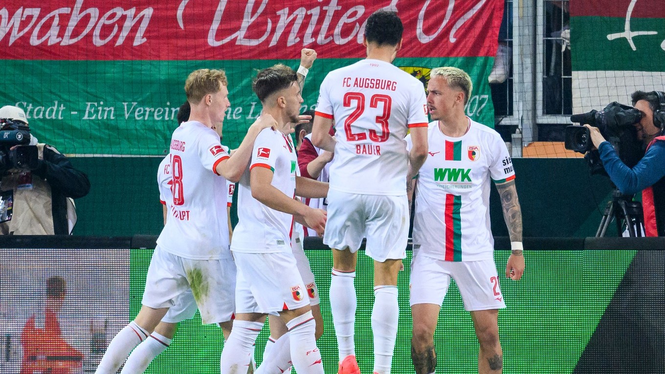 Phillip Tietz sa teší so spoluhráčmi z gólu v zápase 29. kola nemeckej Bundesligy FC Augsburg - Union Berlín.