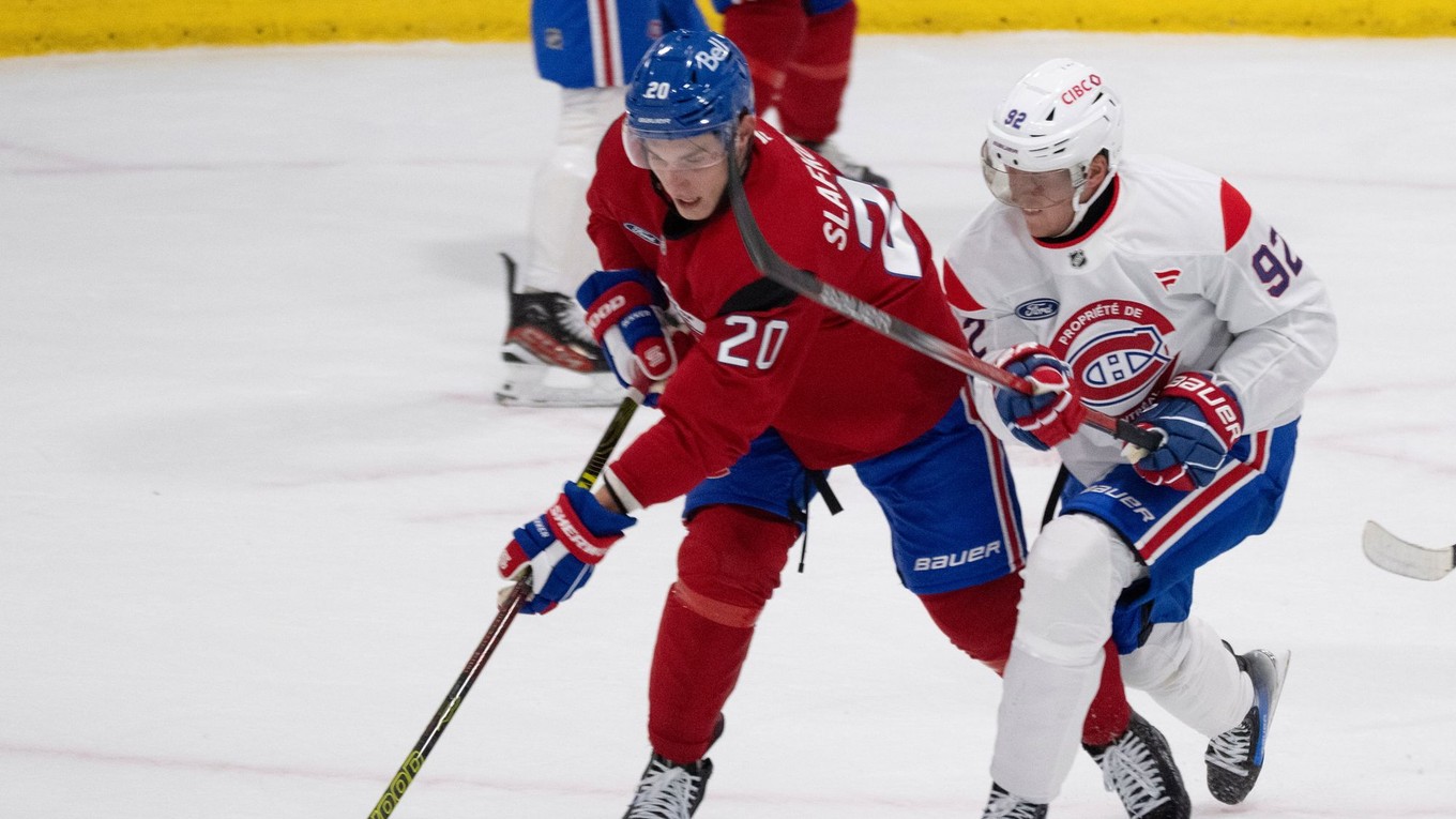 Juraj Slafkovský (vľavo) a Patrik Laine počas tréningu Montrealu Canadiens.