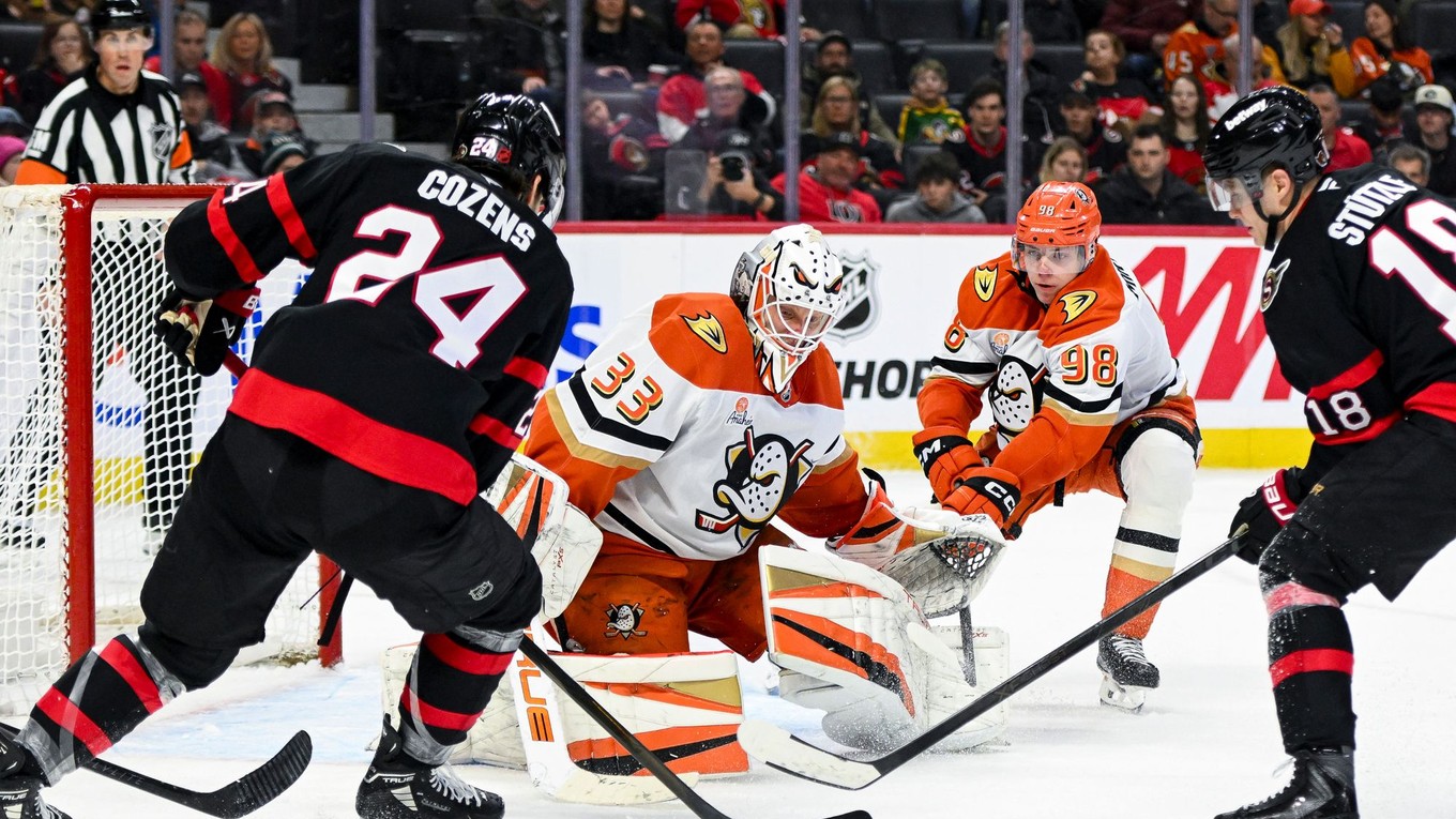 Ville Husso a Dylan Cozens.