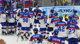 Slovenskí hokejisti po víťazstve nad Francúzskom v skupine B na MS v hokeji 2024.