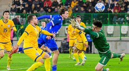 Adrián Fiala skóruje do siete Kazachstanu.