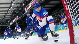 Slovenský útočník Pavol Regenda triafa žŕdku v zápase proti Taliansku.