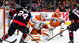 Ville Husso a Dylan Cozens.