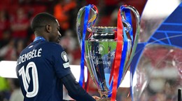 Ousmane Dembélé (PSG) si prezerá trofej po finálovom dueli Ligy majstrov vo futbale Paríž St. Germain - FC Arsenal.