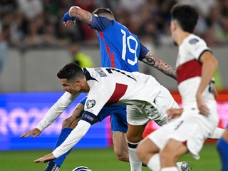 Juraj Kucka (hore) a Cristiano Ronaldo v zápase Slovensko - Portugalsko v kvalifikácii EURO 2024.