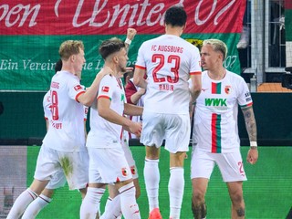 Phillip Tietz sa teší so spoluhráčmi z gólu v zápase 29. kola nemeckej Bundesligy FC Augsburg - Union Berlín.