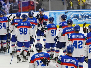 Slovenskí hokejisti po víťazstve nad Francúzskom v skupine B na MS v hokeji 2024.