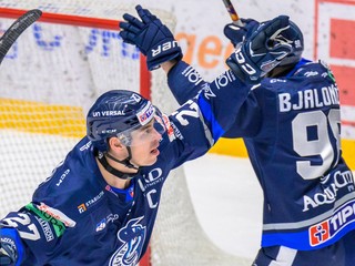 Adam Cracknell a Peter Bjalončík (obaja Poprad) sa tešia z gólu počas zápasu 49. kola hokejovej Tipos extraligy HK Poprad - HC Slovan Bratislava.