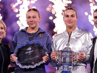 Bieloruská tenistka Aryna Sabalenková pózuje s trofejou US Open po jej výhre nad Američankou Amandou Anisimovovou.