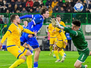 Adrián Fiala skóruje do siete Kazachstanu.