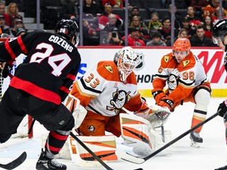 Ville Husso a Dylan Cozens.