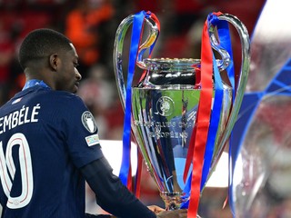 Ousmane Dembélé (PSG) si prezerá trofej po finálovom dueli Ligy majstrov vo futbale Paríž St. Germain - FC Arsenal.