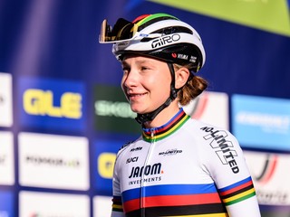 Slovenská cyklistka Viktória Chladoňová v dúhovom drese majsterky sveta U23.
