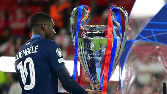 Ousmane Dembélé (PSG) si prezerá trofej po finálovom dueli Ligy majstrov vo futbale Paríž St. Germain - FC Arsenal.