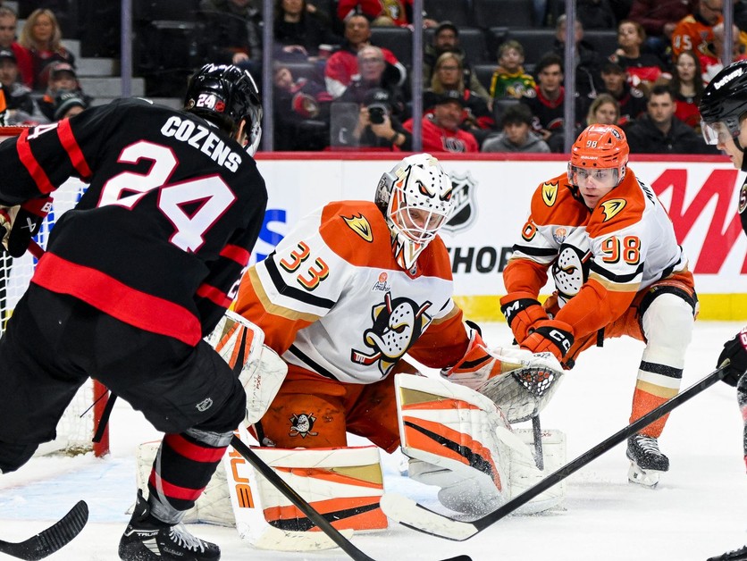 Ville Husso a Dylan Cozens.