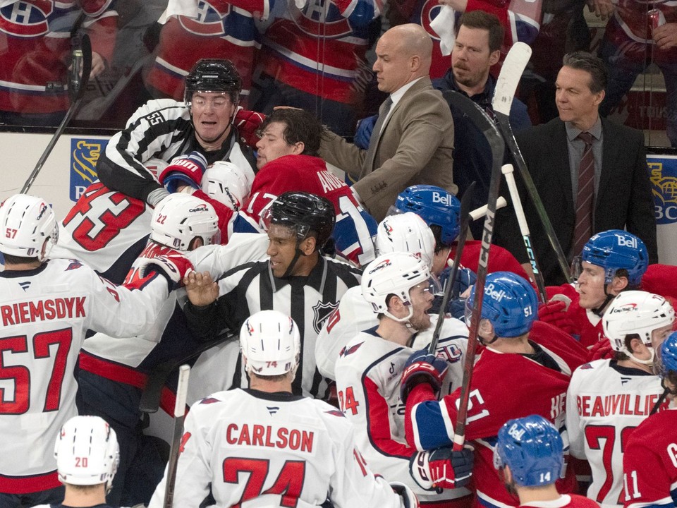 Bitka hokejistov Montrealu a Washingtonu na striedačke Capitals. 