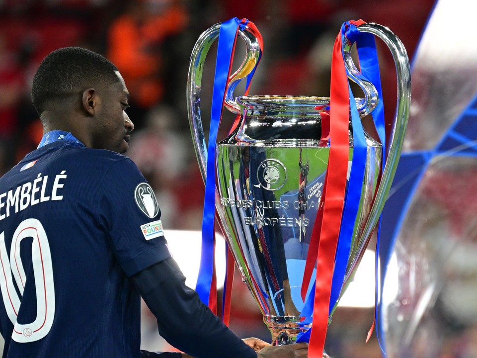 Ousmane Dembélé (PSG) si prezerá trofej po finálovom dueli Ligy majstrov vo futbale Paríž St. Germain - FC Arsenal.