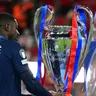 Ousmane Dembélé (PSG) si prezerá trofej po finálovom dueli Ligy majstrov vo futbale Paríž St. Germain - FC Arsenal.