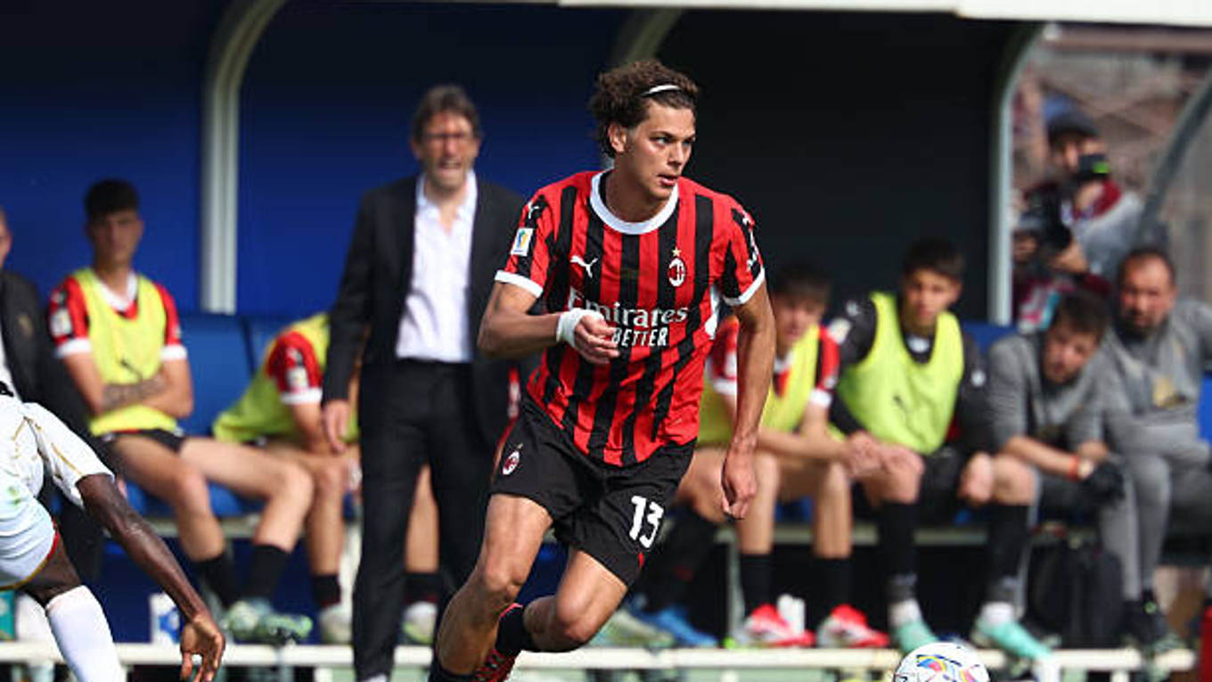 Matteo Dutu v drese AC Miláno.