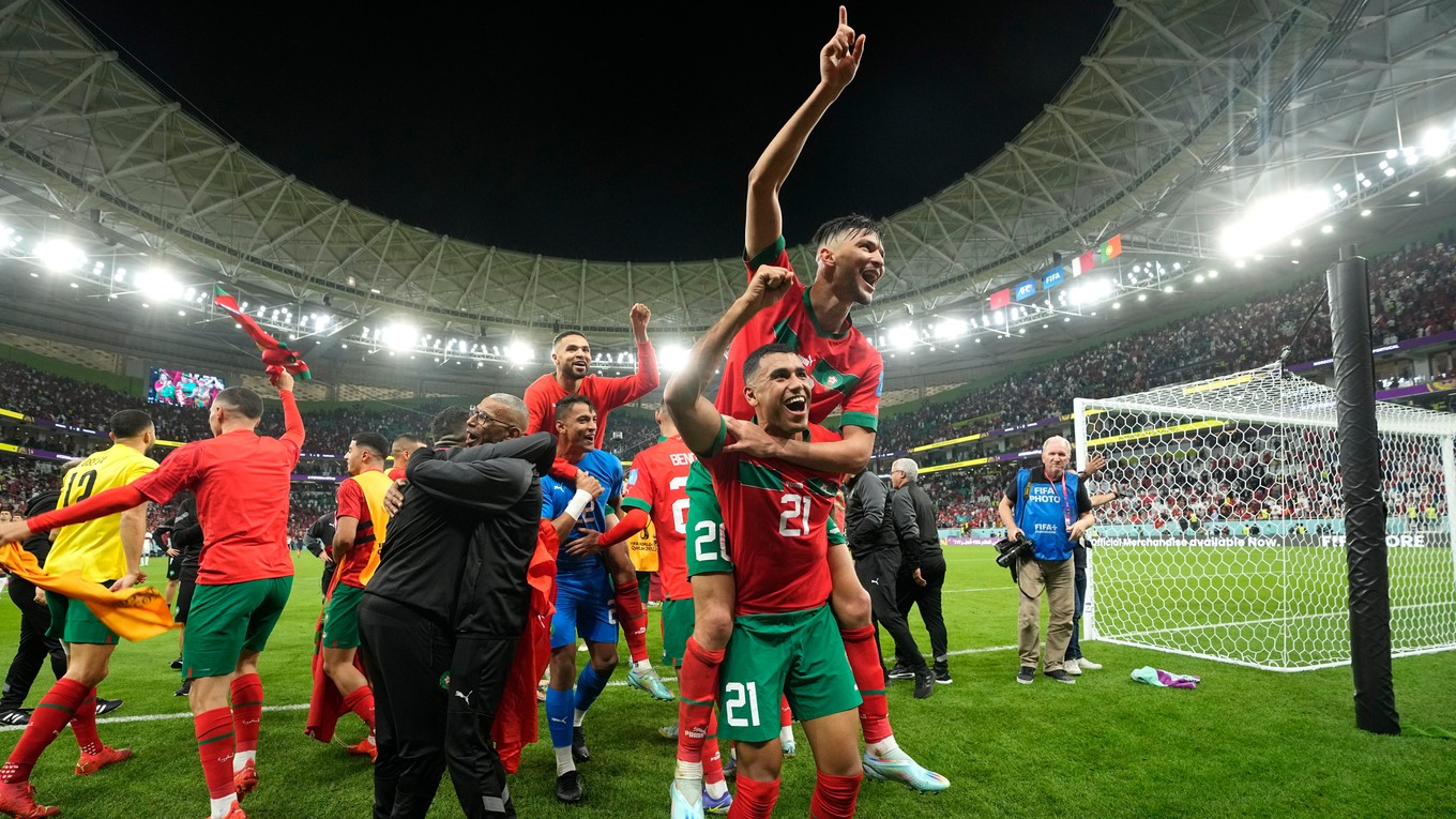 Radosť futbalistov Maroka po postupe do semifinále MS 2022.