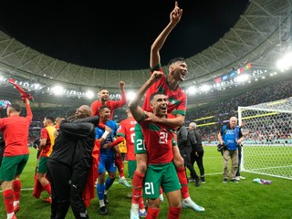 Radosť futbalistov Maroka po postupe do semifinále MS 2022.
