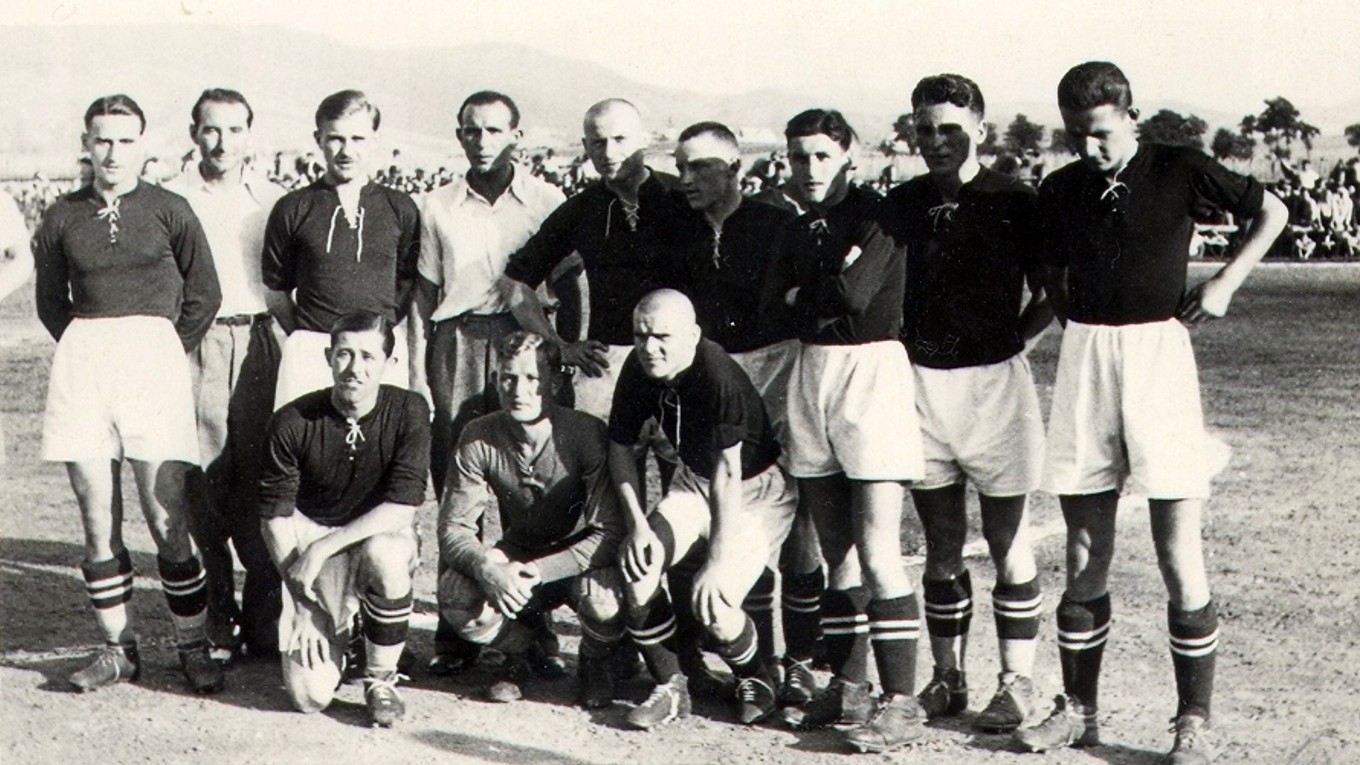 Majstrovské mužstvo FTC Fiľakovo v nedeľu 27. júna 1937 odohralo vo Fiľakove svôj druhý zápas v turnaji o postup do štátnej ligy s vedúcim mužstvom ŠK Pardubice. Tréner Csibi Braun v hornom rade zľava štvrtý.