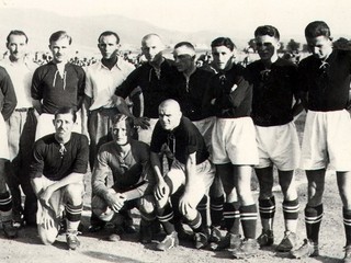 Majstrovské mužstvo FTC Fiľakovo v nedeľu 27. júna 1937 odohralo vo Fiľakove svôj druhý zápas v turnaji o postup do štátnej ligy s vedúcim mužstvom ŠK Pardubice. Tréner Csibi Braun v hornom rade zľava štvrtý.