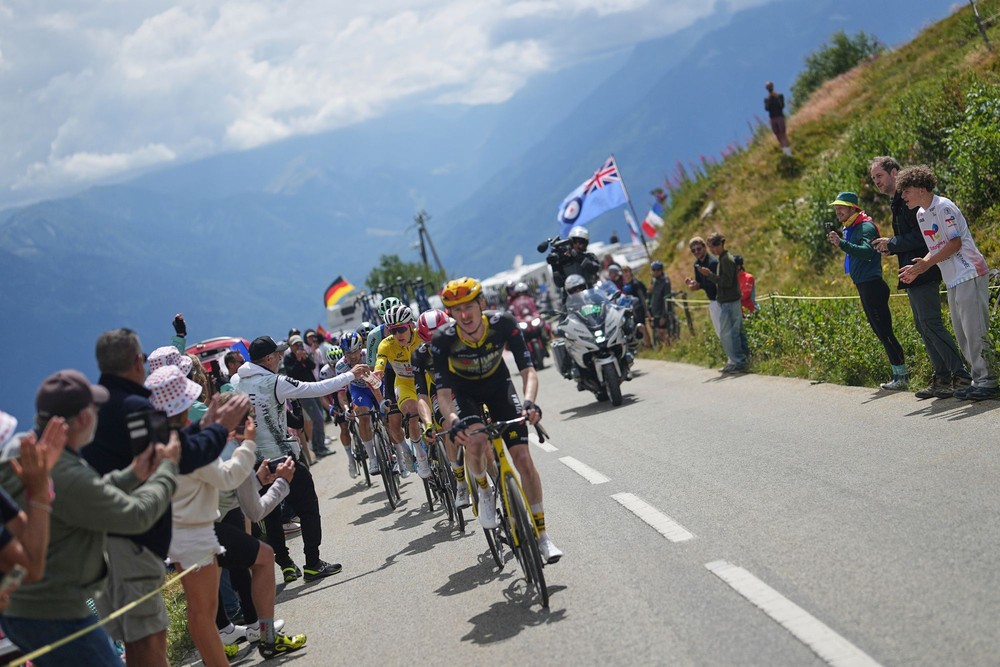 Težka kraljevska etapa Alpe premešala vrstni red, nepovabljenec ogrozil Tour