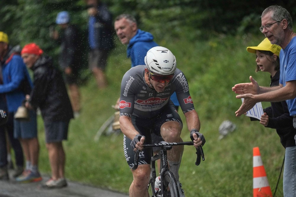 Avstralski kolesar Kaden Groves z zmago na predzadnji etapi Toura, Pogačar brani rumeno majico