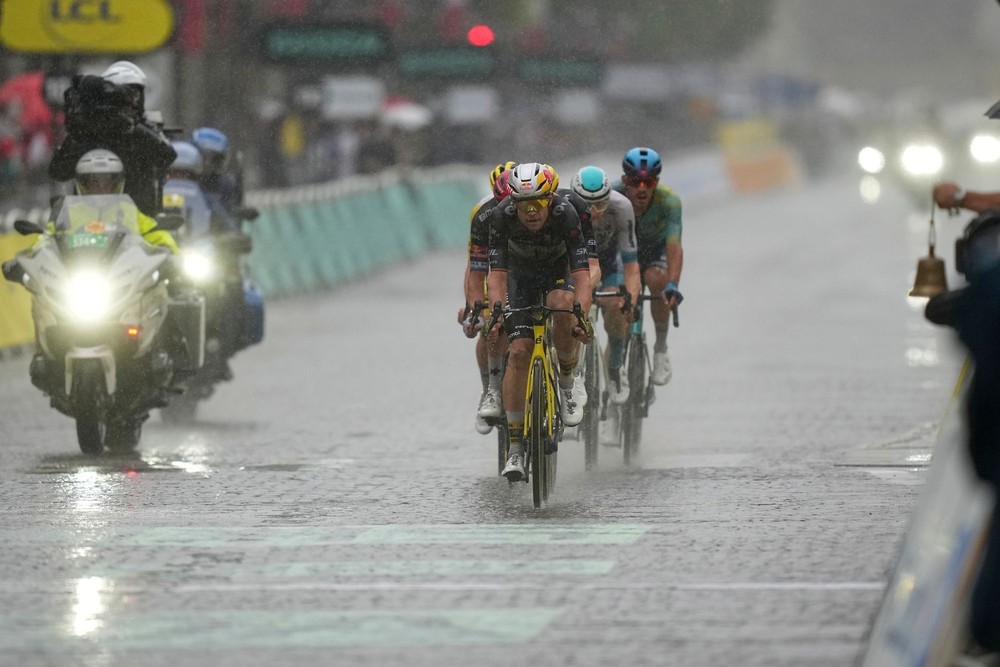 V poslednom stúpaní zlomil aj Pogačara. Van Aert ovládol poslednú etapu Tour