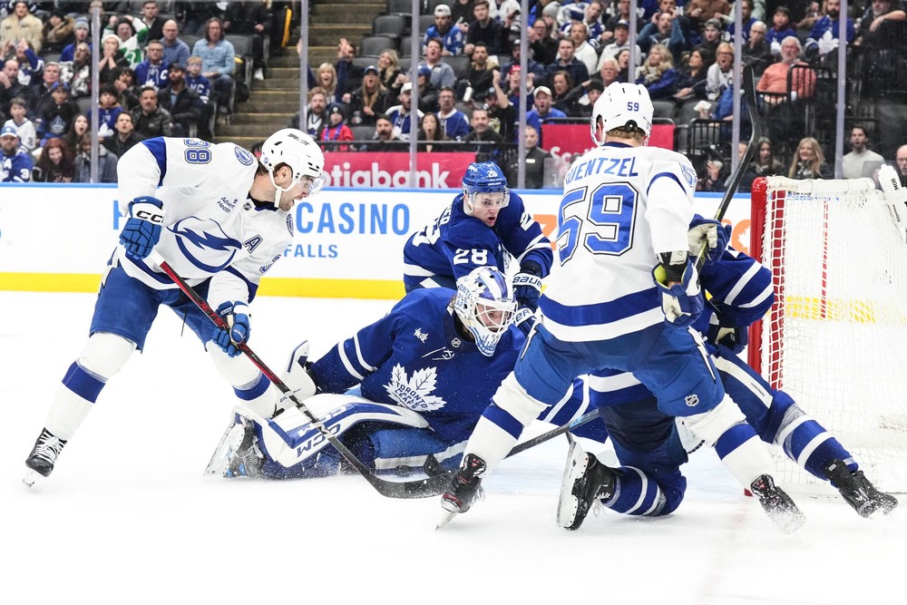 https://mediamanager.ws/images/1000x0/pages/s/sportnet.sme.sk/2025/12/lightning-leafs-hockey901154.jpg