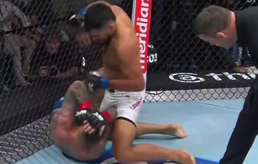 Po agresívnych hákoch dostal lakte na zemi. Čepo v debute v UFC pocítil vlastnú medicínu