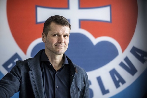 Trutz tvrdí, že šiel rozhodcom popriať príjemné sviatky. Kmotrík hovorí o prvoaprílovom žarte