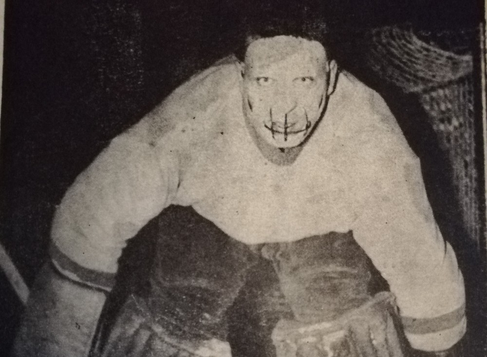 Prehral 0:16, plakal. Tréner mu dal facku, stena druhú. A hokej mu učaroval