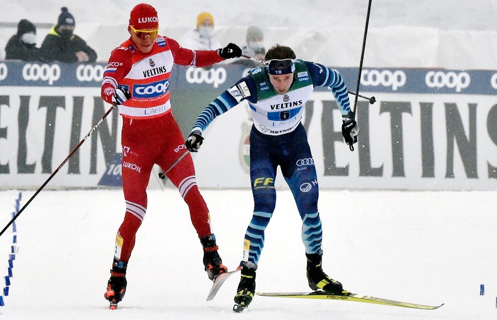 Divoké scény z lyžovania: Rus sa zahnal po Fínovi palicou a zrazil ho k zemi