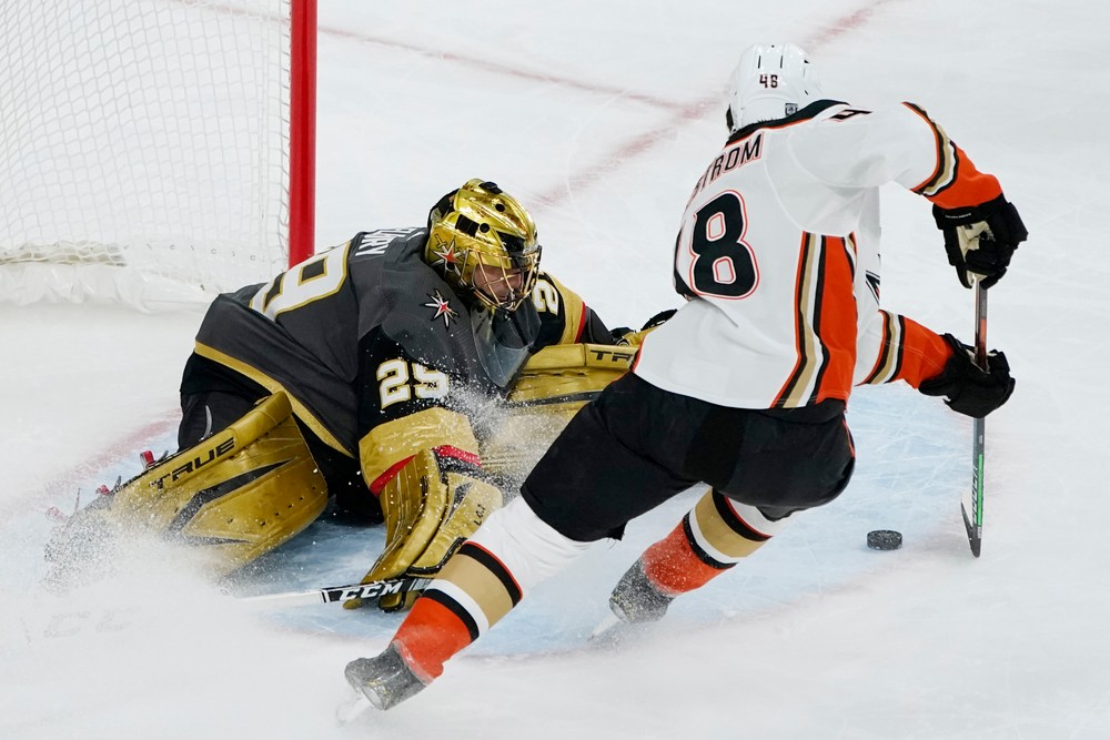 Fleury zákrokom ohúril NHL, útočník Islanders strelil možno gól sezóny
