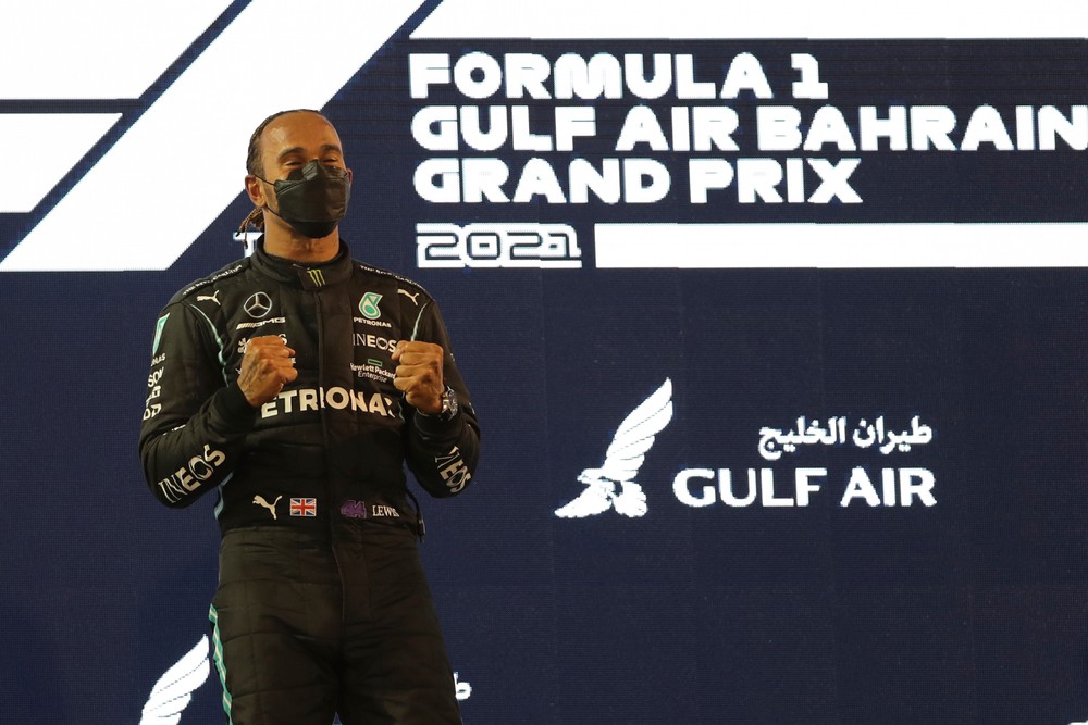 Hamilton zvládol náročný záver. Vyhral úvodné preteky novej sezóny F1
