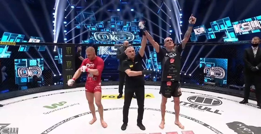 KSW 60: Barborík v druhom kole víťazí na škrtenie!