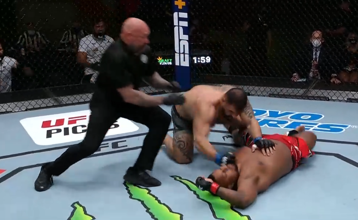 UFC Vegas 23: Stret ťažkých váh končí tvrdým knokautom
