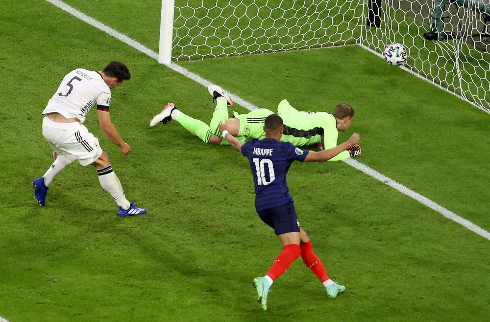V súboji gigantov uspeli Francúzi, o ich výhre rozhodol vlastný gól