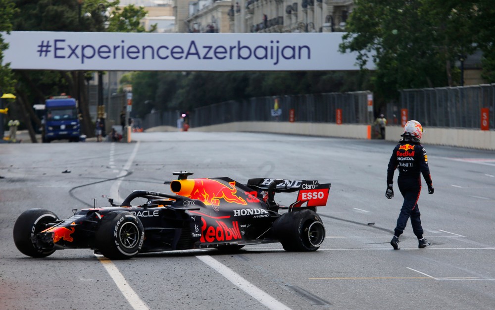 Šokujúci záver v Baku! Verstappen havaroval, Hamilton doplatil na chybu