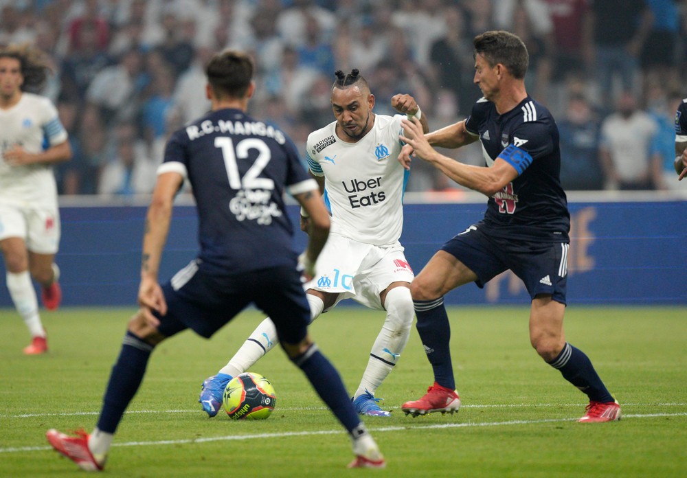 V Nice prerušili zápas, na trávnik vtrhli desiatky fanúšikov