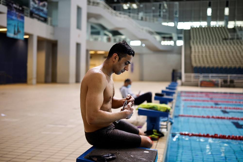 Prišiel o nohu, jedol trávu a spal na ulici. Príbeh plavca zo Sýrie zaujal svet