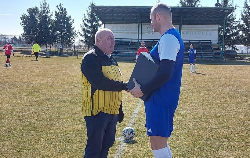 Trinásťročný chlapec mu hrubo vynadal. Od rozhodovania ho však neodradí nič