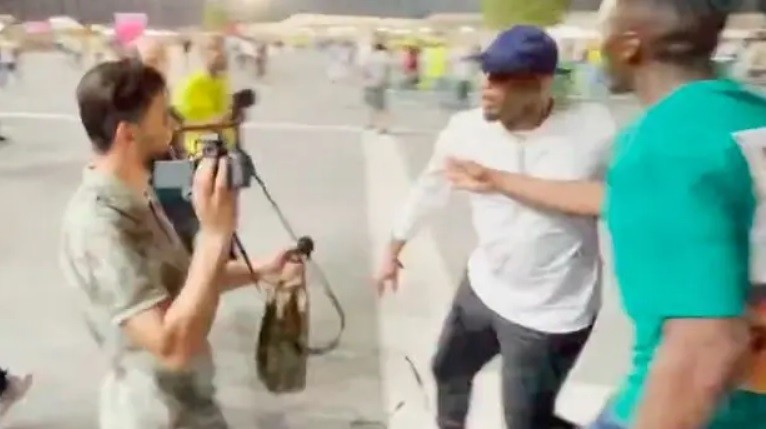 VIDEO: Vybuchol od hnevu. Samuel Eto'o kopol do hlavy youtubera z Alžírska