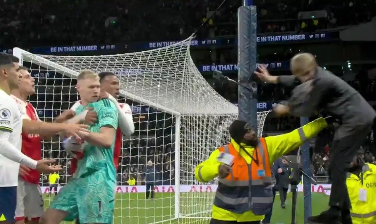 VIDEO: Divák napadol brankára Arsenalu. Sme zhrození, reaguje klub súpera