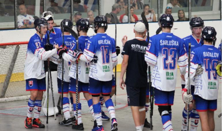 Slovenská hokejbalová dvadsiatka má striebro. Vo finále podľahla Kanade